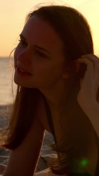 Όμορφη Γυναίκα Μπικίνι Ξαπλωμένη Στην Αμμώδη Παραλία Του Μαϊάμι Ηλιοβασίλεμα — Αρχείο Βίντεο