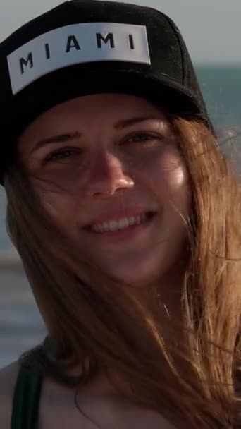 Красива Молода Жінка Купальнику Пляжі Фотографії Подорожує Ключ Вест — стокове відео