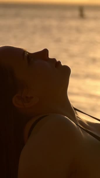 Χαλαρώνοντας Στην Παραλία Ηλιοβασίλεμα Απολαμβάνοντας Τις Ζεστές Ακτίνες Του Ήλιου — Αρχείο Βίντεο
