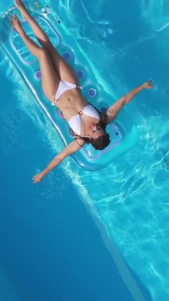 Güzel Kız Havuzda Bir Şişme Yatakta Yatar Yukarıdan Görülür Dikey — Stok video
