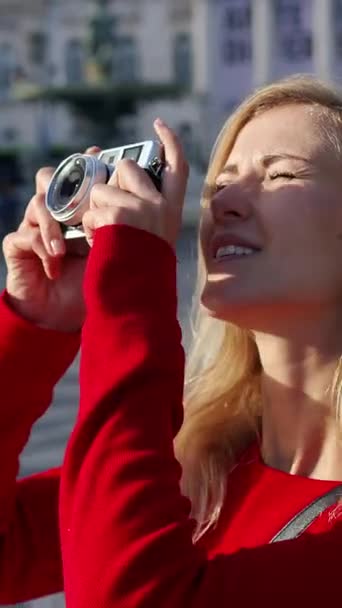 Молодая Привлекательная Женщина Едет Лиссабон Осмотра Достопримечательностей Фотографии Путешествий — стоковое видео