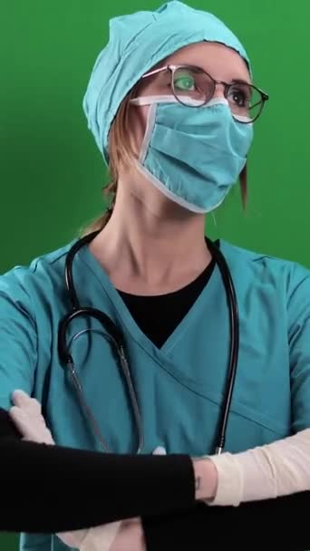 Młody Lekarz Studio Zdjęcia Portretowe Zdjęcia Studyjne Pionowe Wideo — Wideo stockowe