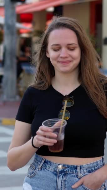 Fiatal Csinos Van Egy Hideg Ital Nap Miami Beach Utazási — Stock videók