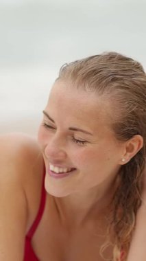 Plajda genç ve seksi bir kadın - seyahat fotoğrafçılığı