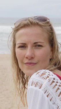 Sahilde güzel bir kadın - tipik manzara - seyahat fotoğrafçılığı