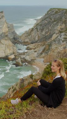 Güzel bir kadın Portekiz 'deki Cabo da Roca' da rahatlıyor - Sintra Doğal Park - seyahat fotoğrafçılığı