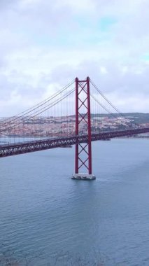 Tagus Nehri üzerindeki ünlü 25 Nisan Köprüsü Lizbon - seyahat fotoğrafçılığı