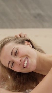 Genç ve seksi kadın Atlantik Okyanusu 'nun kumlu sahillerinde eğleniyor. Seyahat fotoğrafçılığı.