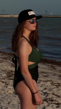 Key West sahilinde mayo giymiş güzel bir genç kadın. Seyahat fotoğrafçılığı.