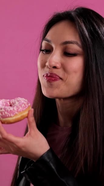 年轻漂亮的女人与新鲜烤甜甜圈 工作室拍摄 — 图库视频影像