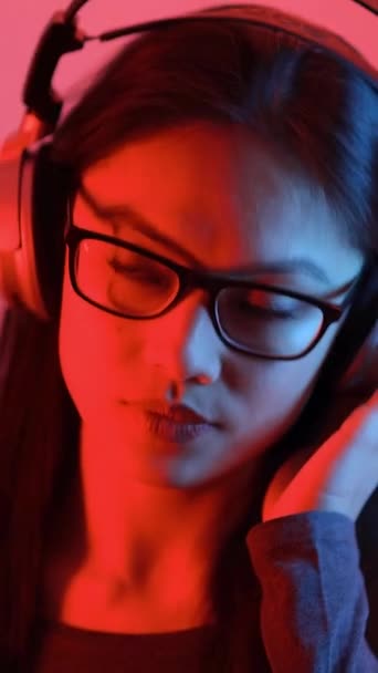 Νεαρή Ασιάτισσα Ακούει Μουσική Δυνατό Πολύχρωμο Πλάνο Videoclip — Αρχείο Βίντεο