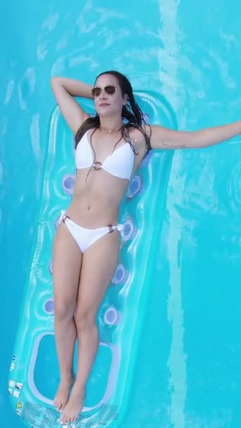 Junge Und Sexy Frau Hat Spaß Einem Pool Blick Von — Stockvideo