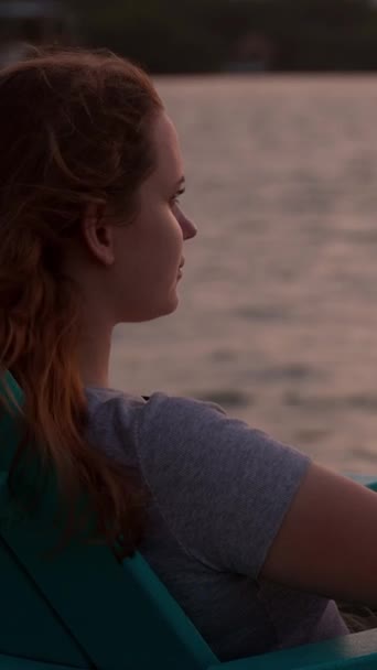 Junge Frau Sitzt Strand Und Genießt Den Sonnenuntergang Reisefotografie — Stockvideo