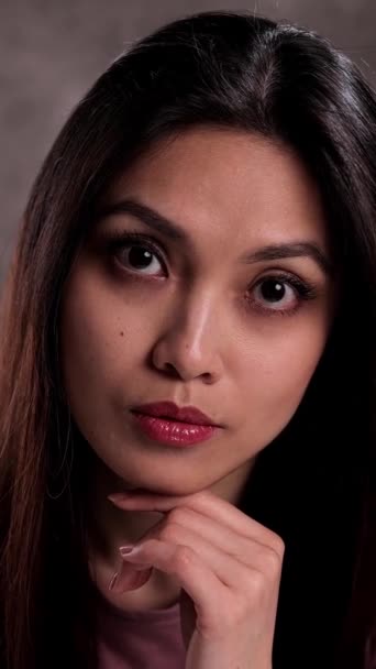 Retrato Uma Jovem Mulher Asiática Tiro Estúdio — Vídeo de Stock