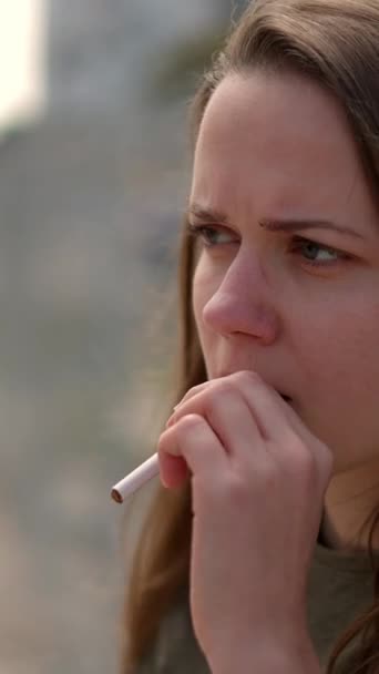 Fiatal Elégedetlen Meggyújt Egy Cigarettát Utazási Fotózás — Stock videók