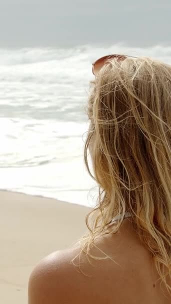 ビーチでビキニを着たセクシーな女の子 海での夏休み 旅行写真 — ストック動画