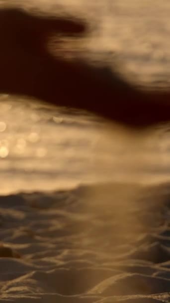 Молодая Женщина Играет Песком Пляже Закате Замедленная Съемка Фотографии Путешествий — стоковое видео