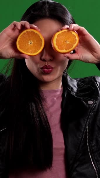Young Woman Fools Iwth Orange Slices Studio Shooting — Stock Video
