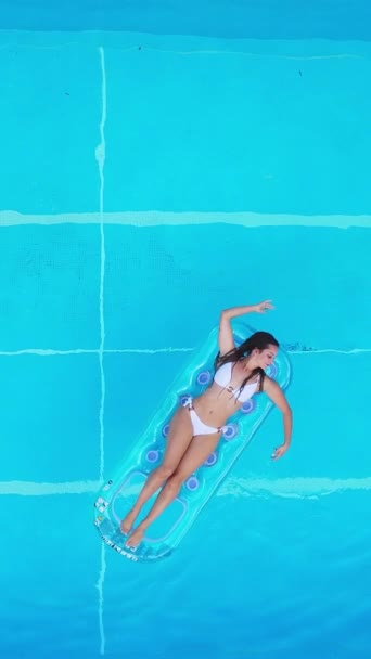 Mooi Meisje Ligt Een Luchtbed Het Zwembad Uitzicht Van Boven — Stockvideo