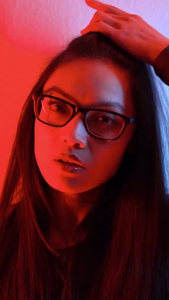 Молодая Красивая Азиатка Портрет Цветах Rgb Videoclip — стоковое видео