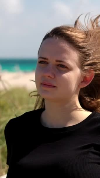 Mladá Žena Kráčející Dunách Miami Beach Cestovní Fotografie — Stock video