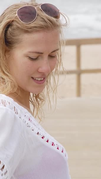 ビーチで美しい女性 典型的なビュー 旅行写真 — ストック動画