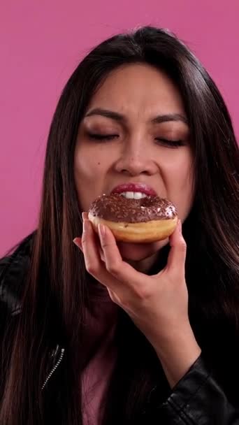 Young Pretty Woman Freshly Baked Doughnuts Studio Shooting — Stock Video