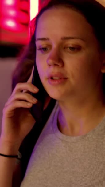 Jonge Mooie Vrouw Neemt Een Telefoontje Straten Bij Nacht Reizen — Stockvideo
