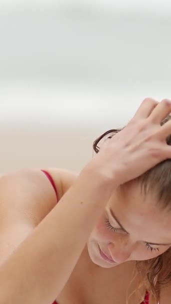 Sexy Žena Bikinách Relaxuje Písečné Pláži Oceánu Cestovní Fotografie — Stock video