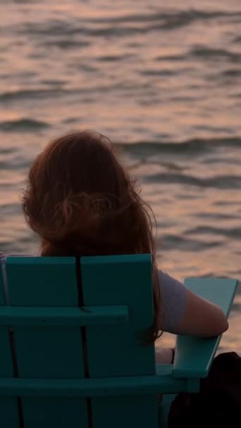 两名妇女坐在躺椅上欣赏落日旅行摄影 — 图库视频影像