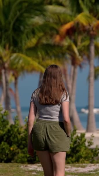 Młode Kobiety Spacerujące Plaży Caribbean Paradise Zdjęcia Wakacji — Wideo stockowe