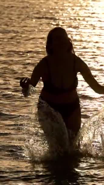 Красивая Женщина Наслаждается Теплой Морской Водой Майами Закате Фотографии Путешествий — стоковое видео