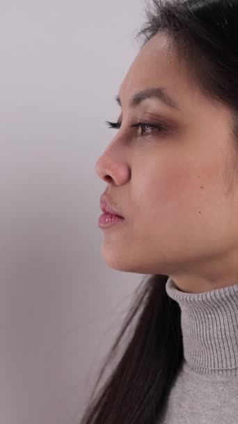 Mladá Žena Provádí Covid Antigen Self Test Studio Natáčení — Stock video