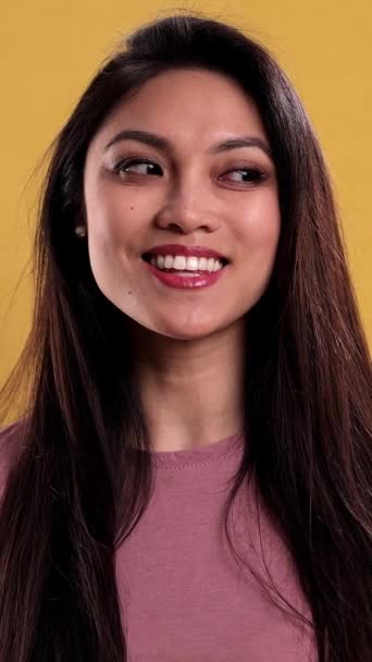 Portret Bardzo Szczęśliwej Dziewczyny Zdjęcia Studyjne — Wideo stockowe