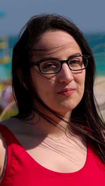 Όμορφη Γυναίκα Στο Miami Beach Απολαμβάνοντας Τις Καλοκαιρινές Διακοπές Ταξιδιωτικές — Αρχείο Βίντεο