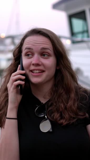Une Jeune Femme Reçoit Appel Téléphonique Port Miami Photographie Voyage — Video