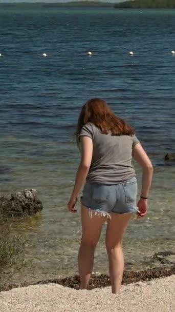 Красивая Женщина Наслаждается Красивыми Спокойными Пляжами Кристально Чистой Водой Флориде — стоковое видео
