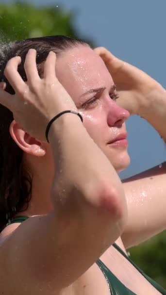 ビーチで日光浴後にシャワーを浴びる若い女性 旅行写真 — ストック動画