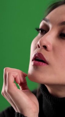 Yakın çekim stüdyo çekimlerinde fevkalade güzel yüzlü bir kız.