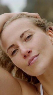 Seksi kız kameraya poz veriyor - mutlu kız plajda yaz tatilinde - seyahat fotoğrafçılığı