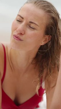 Plajda genç ve seksi bir kadın - seyahat fotoğrafçılığı