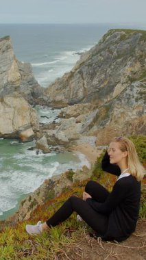 Cabo da Roca 'daki Sintra Doğal Parkı' nda genç bir kadın. Gezici fotoğrafçılık.