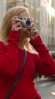 Lizbon 'a giderken fotoğraf çeken güzel bir kız. Seyahat fotoğrafçılığı.