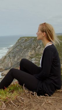 Portekiz 'de Cabo da Roca sahilinde oturmak - seyahat fotoğrafçılığı