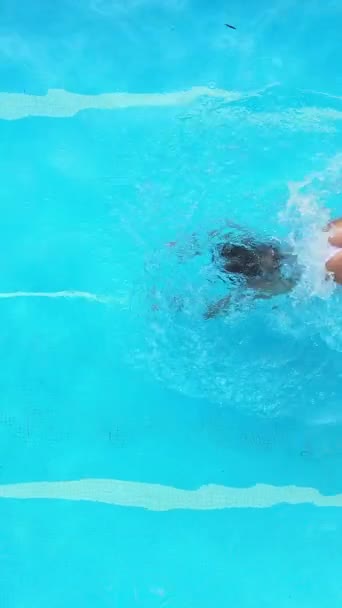 Young Woman Enjoys Swimming Cool Water Pool Summertime View Vertical — ストック動画