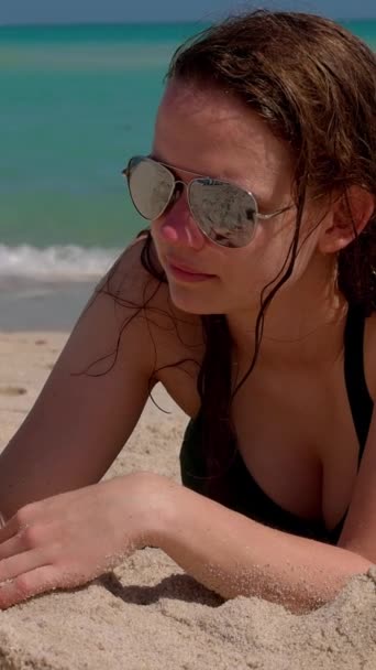 Młoda Szczęśliwa Kobieta Relaksująca Się Plaży Miami Słoneczny Dzień Zdjęcia — Wideo stockowe