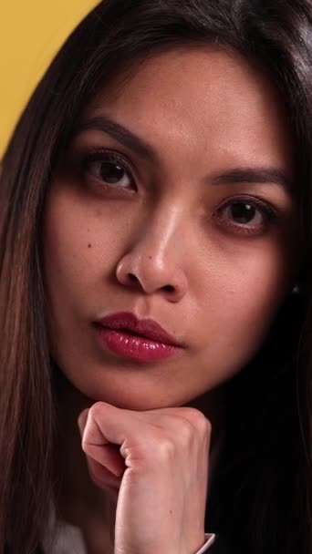 Портрет Молодой Женщины Красивым Лицом Студийная Съемка — стоковое видео