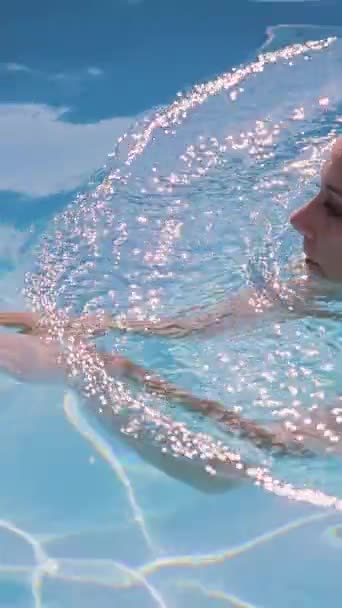 Sexy Woman Swims Pool Sunny Day Vertical Video — Stock Video