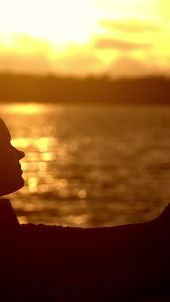 Νεαρή Γυναίκα Κάθεται Στην Παραλία Και Απολαμβάνει Ηλιοβασίλεμα Ταξιδιωτική Φωτογραφία — Αρχείο Βίντεο