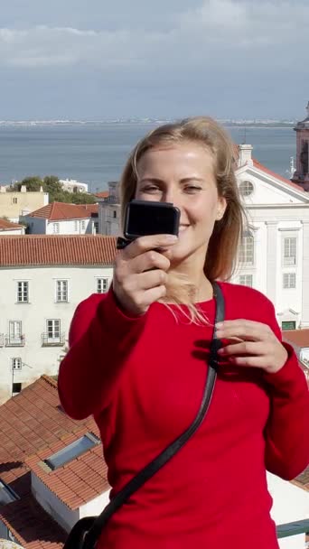 Ładna Dziewczyna Podróżuje Lizbony Zwiedzanie Fotografie — Wideo stockowe
